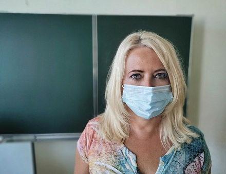 Are face masks effective and should vaccinated people still wear face masks?